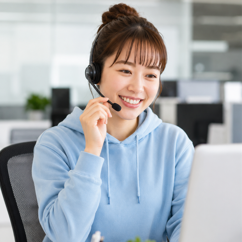 電話でお問い合わせを受けるスタッフ